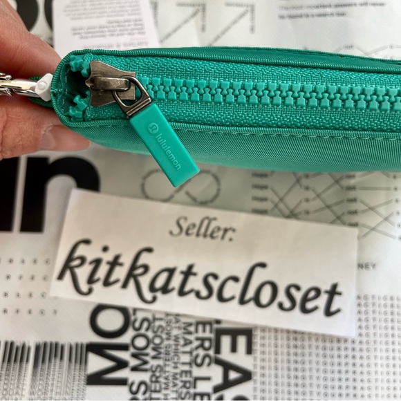 HOST PICK!!! 🆕 MALDIVES GREEN - NWT lululemon clippable card pouch - Picture 7 of 10